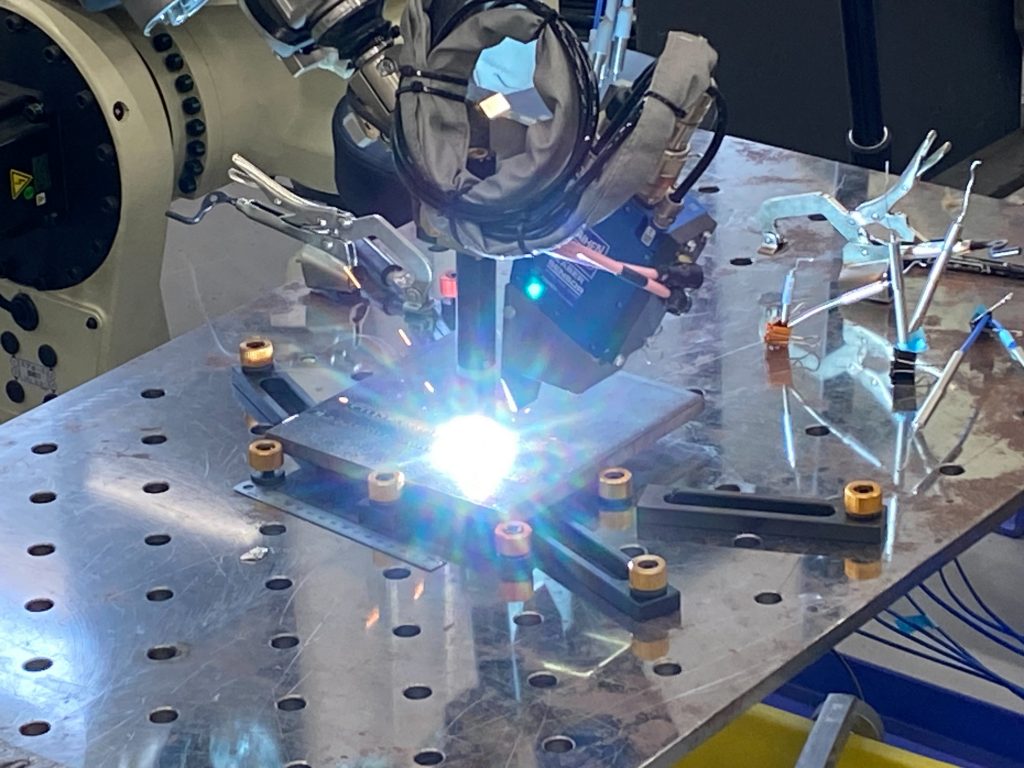 2023年度 構造ダイナミクス研究所 実験室見学ツアー が開催され、溶接ロボット実験室での実験の様子が紹介されました。